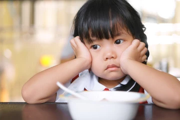 식곤증 원인! 밥 먹고 나면 졸린 이유? 밥 한 끼 맛있게 먹고 나서 갑자기 눈꺼풀이 무거워지고, 소파에 몸을 맡기고 싶어질 때가 있지 않나요? 이건 우리 모두가 한 번쯤 겪어본 일상 속 작은 미스터리예요. "왜 밥만 먹으면 이렇게 졸린 걸까?"라는 궁금증, 오늘은 밥 먹고 나면 졸린 이유! 식곤증에 대해서 자세히 알아볼게요!