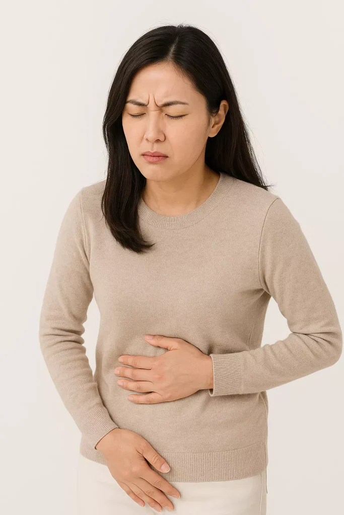 소화불량 증상으로 복부를 감싸고 있는 여성, 위 불편감의 진짜 원인을 찾아야 할 때
